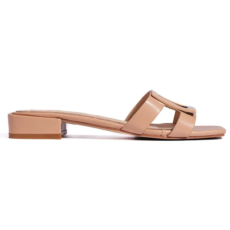 Klassieke beige elegante damesslippers