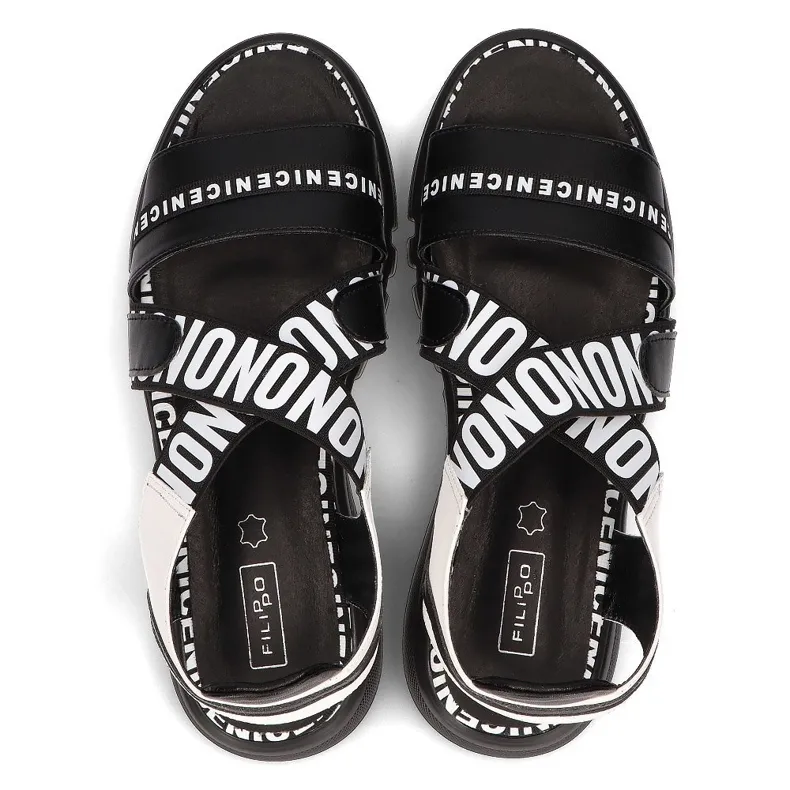 Zwarte Sandalen op de wig Filippo DS2317 / 21 Bk